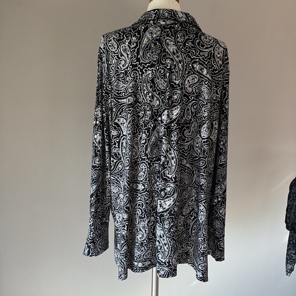 Avenue women’s plus Paisley Black and White button up Top polyester split sleeve - Picture 7 of 11